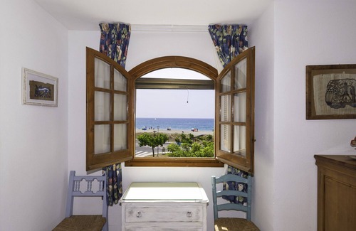 L'Hospitalet de l'Infant Ski Chalet | Family House with Pool on the Beachfront · UHC ARENAL 163