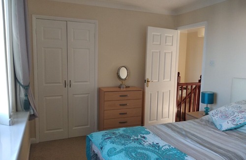 Westleigh House | Family Holiday Home 3 Bed 2 Bath , Free WIFI, 10 minutes walk to the Beach