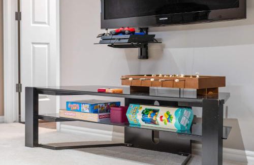 Calgary House | Family Home 4BR - Near Airport! FREE Banff Pass - BBQ - Netflix - Gym - Games!