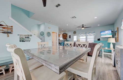 Port Aransas House | Family home, Beach, Ocean views, Community headed pool & hot tub, game room