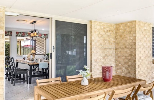 Carindale House | Family Home Close to Shopping Centre and Highway