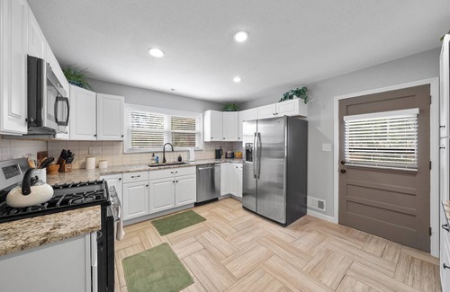 Lee's Summit House | Family Home Great Space|Sleeps 13|Pets +Parking