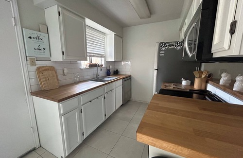 West San Antonio House | Family Home Near SeaWorld Fast Access to Downtown, Six Flags & Many Attractions