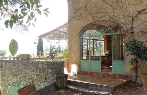 Toulon House | Family home Superb view. July/August 11 rooms, 9 bedrooms, sleeps 16 max.