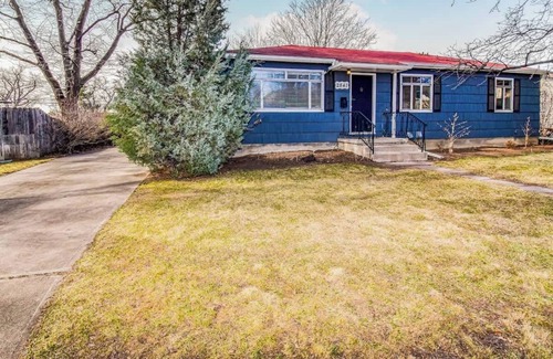 Southeast House | Family Home TV's indoor Sauna, Large Yard & Golf Theme Near Rail and easy access