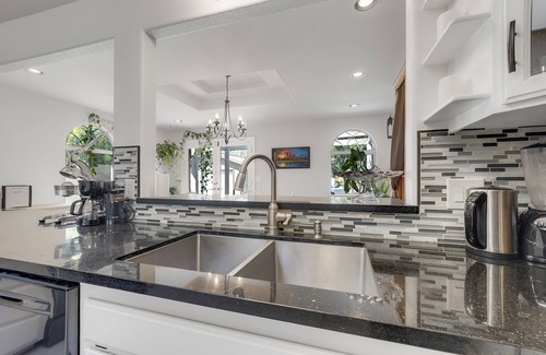 Chico House | Family Home w plants, Large Master w ensuite Bathtub