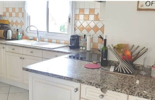 Leon Villa | Family home with large garden and swimming pool. Close to the lake and village.