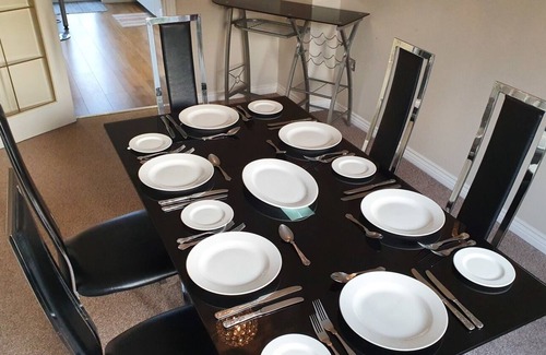 Cheltenham House | Family house 6 bedrooms, 3 bathrooms by GCHQ for 6 people only !