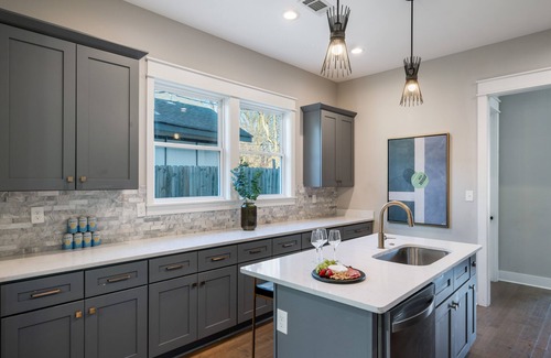 Memphis House | Family house in a great location! King beds and great decor!
