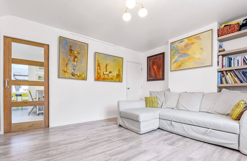 Elthorne House | Family House in the Heart of Hanwell with 5 stars!