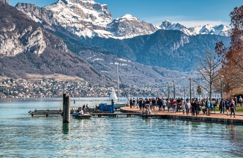 Saint-Eustache House | Family house, located between lake and mountain.