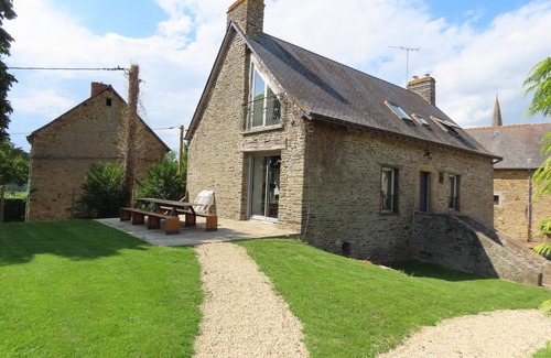 Boucey Cottage | Family house with fireplace and large garden in Pontorson
