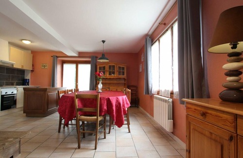 Cerences Cottage | Family house with garden, pets allowed and WiFi