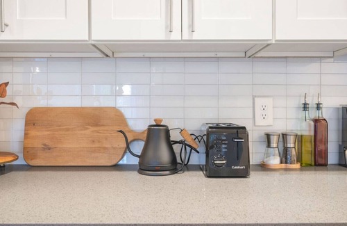 Richmond Highlands Apartment | Family | King Bed | BBQ | Fire Pit | Mins to City
