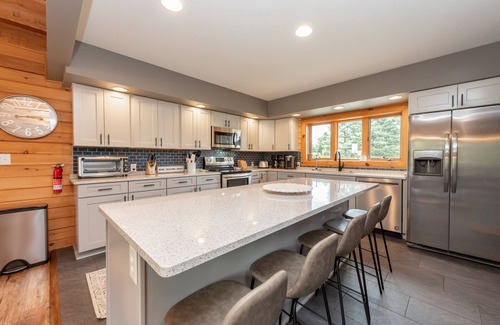 North Glade Hills House | Family Lake Retreat w/Fire Pit & Hot Tub