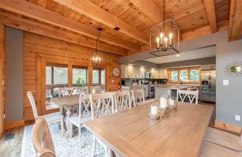 North Glade Hills House | Family Lake Retreat w/Fire Pit & Hot Tub
