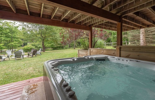 North Glade Hills House | Family Lake Retreat w/Fire Pit & Hot Tub