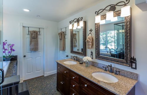 Mariposa Cabin | Family Lodge Near Yosemite – Pool, Hot Tub, Game Room, Sleeps 16 + Ponies!