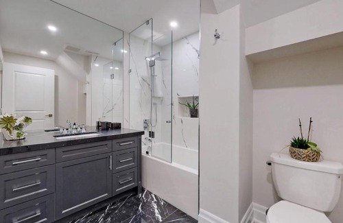 Innisfil House | Family Modern walkout Basement wSauna Indoor Fireplace Wifi
