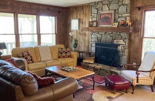 Gerton Cabin | Family Mountain Retreat 13 miles from Asheville (Holly Cottage)