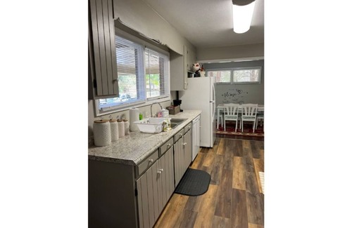 Valdosta House | Family Oasis with Spacious Front Yard
