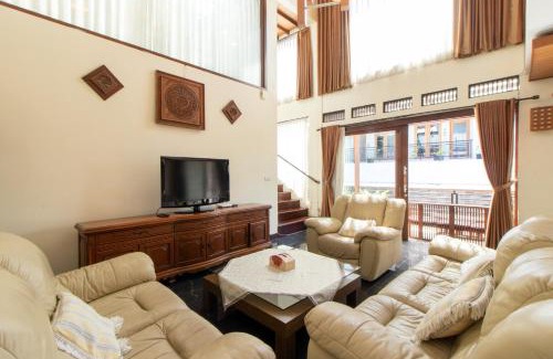 Bandung Villa | Family Only Villa with Pool & City View - 6BR De Reiz Meily Syariah