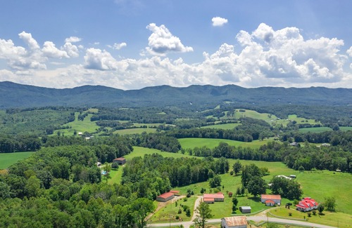 Greeneville Apartment | Family oriented and equipped with all of the essentials needed to relax