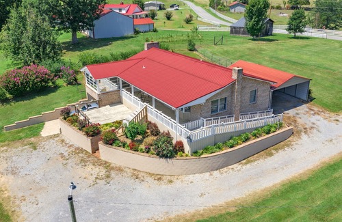 Greeneville Apartment | Family oriented and equipped with all of the essentials needed to relax