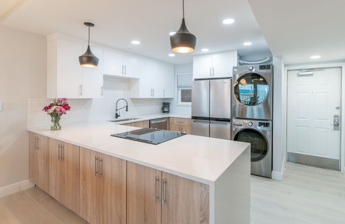 Satellite Beach Condo | Family & Pet-Friendly Oceanfront Retreat – Steps to the beach & Pool 🏝️🐾