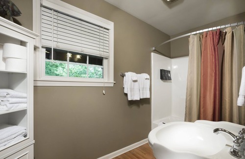 Asheville Cottage | Family & Pet-Friendly Cottage | Fire Pit | Hot Tub | Biltmore Chihuly discount