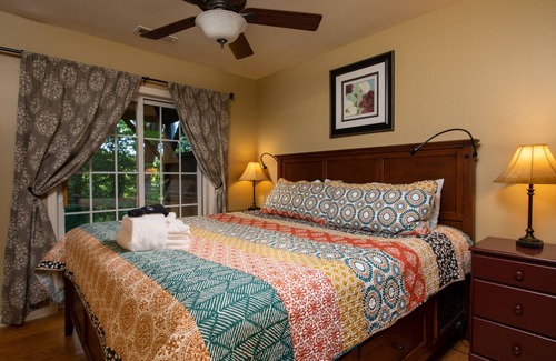 Asheville Cottage | Family & Pet-Friendly Cottage | Fire Pit | Hot Tub | Biltmore Chihuly discount