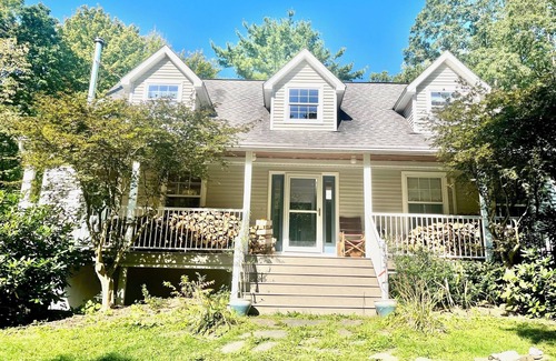 Ithaca House | Family/Pet Friendly Cape close to Cornell and Ithaca College