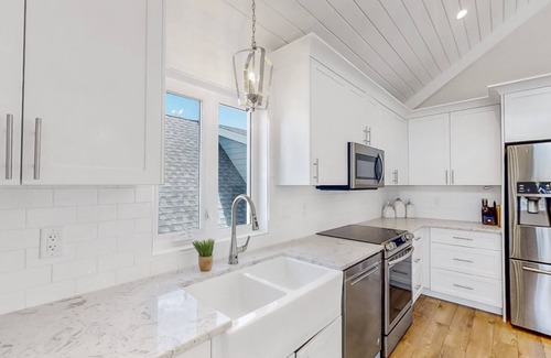 Central Okanagan Cottage | 🐕FAMILY, PET FRIENDLY/GOLF CART-FALL DATES AVAILABLE! CLOSE TO MAIN AMENITIES🍂