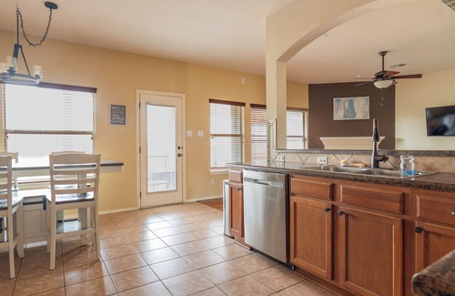 Hutto House | Family-Pet Friendly Grill & Fire Pit By Kalahari