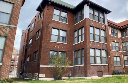 DeBaliviere Place Condo | Family + Pet Friendly, King & Queen beds, steps to Metrolink+ Off-Street Parking