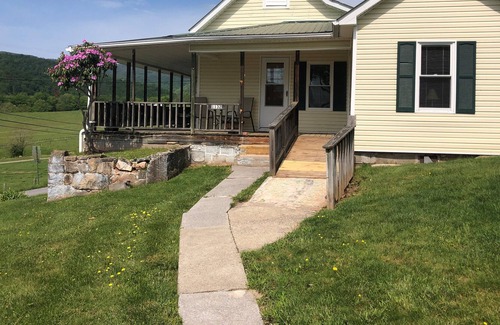 Edray House | Family & Pet Friendly, Peaceful Setting, Incredible Views - 5 Min to Marlinton