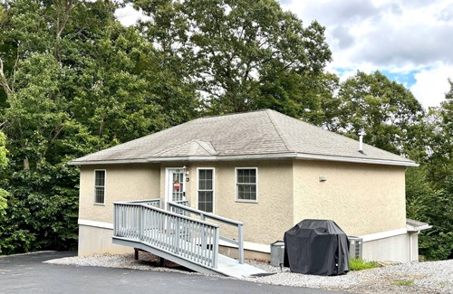 Ransom House | Family & pet-friendly, peaceful rural escape. Hiking nearby.