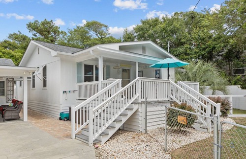 Emerald Isle Cottage | Family & Pet Friendly Retreat