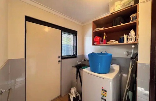 Bibra Lake House | Family & Pet Getaway Lakeside House with Enclosed Yard