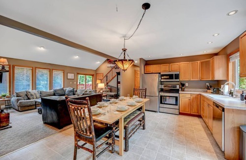 Albrightsville Ski Chalet | Family & Pet Retreat-2 Amazing Game Rooms-FencedYd-Pool-Beach-JimThorpe-Speedway