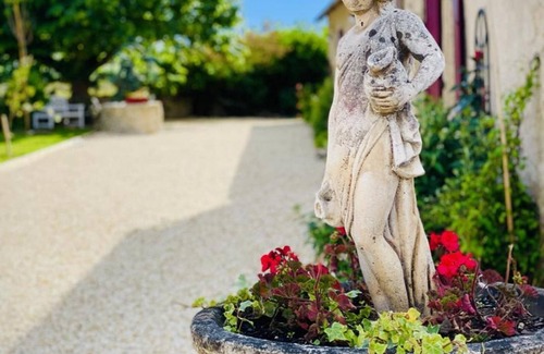 Montaigu-le-Blin Cottage | Family pop'art house, unique decor near Vichy