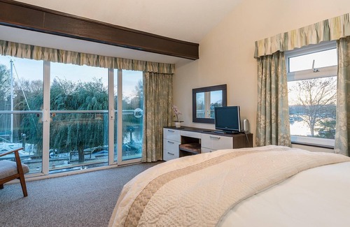 Christchurch Cottage | Family Private Bathroom The Swan room at Riverside Park Self Catering Holidays