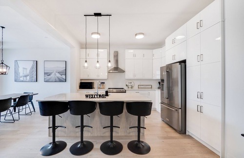 Oakville House | Family-Ready 4BR | Close to Trails, Shops & More