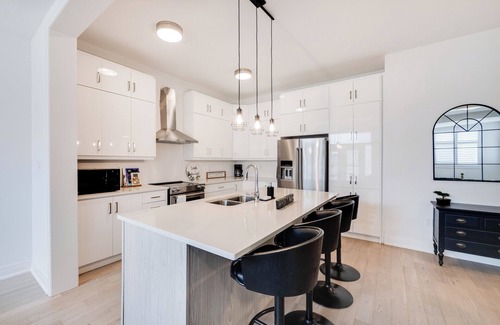 Oakville House | Family-Ready 4BR | Close to Trails, Shops & More