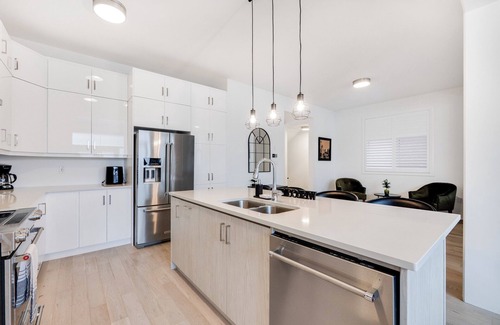 Oakville House | Family-Ready 4BR | Close to Trails, Shops & More