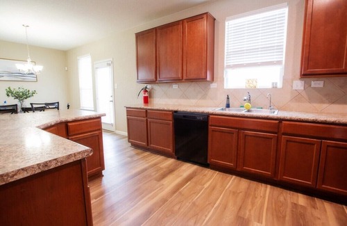 Wetmore House | Family Relaxing & Bright Family Gem Mins from Downtown!