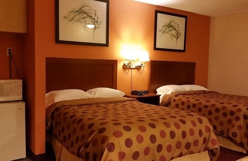 Foxboro Hotel | Family Retreat! 3 Relaxing Units, Free Parking, Quick Drive to Gillette Stadium!