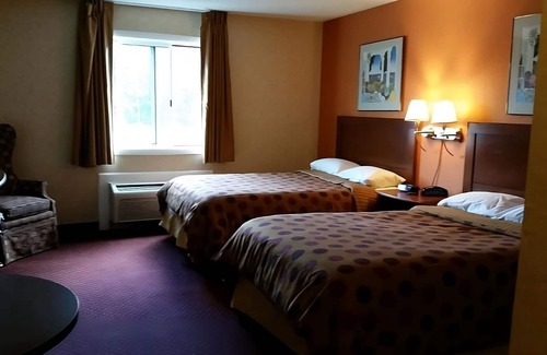 Foxboro Hotel | Family Retreat! 3 Relaxing Units, Free Parking, Quick Drive to Gillette Stadium!