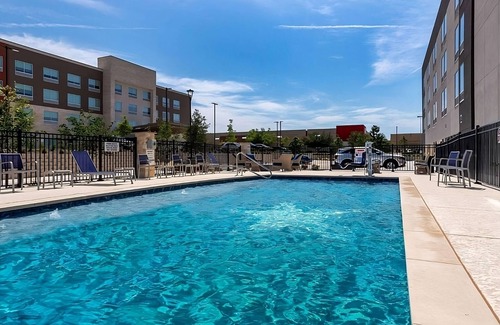 Pflugerville House | Family Retreat Close to Relaxing Lake Pflugerville | Free Breakfast | 4 Units