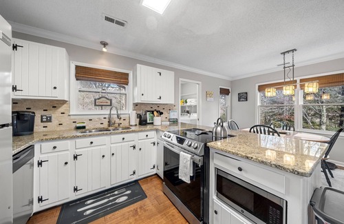 Lake Lure House | Family retreat! Hot tub, Resort amenities.